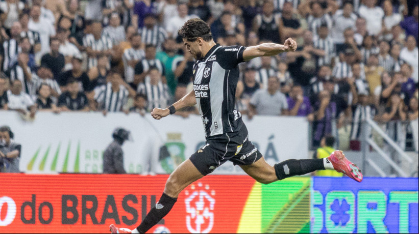 Atacante Pedro Raul no jogo Ceará x Palmeiras, no Castelão, pela Copa do Brasil 2025
