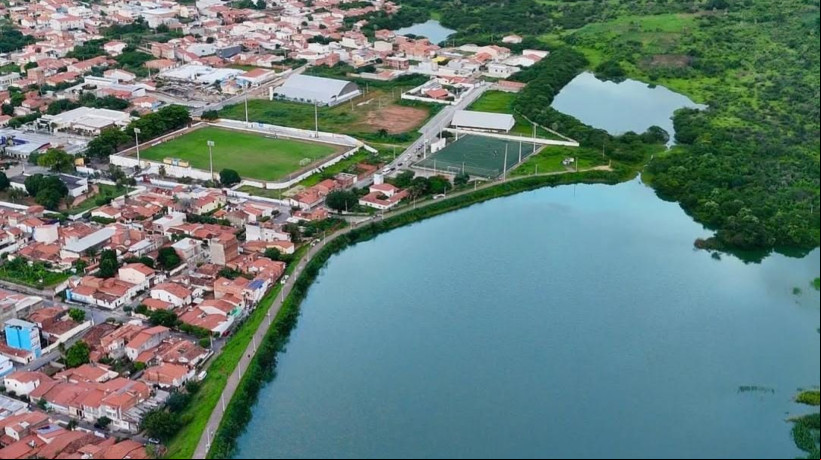 Açude da Nação funciona como barramento das águas que descem da serra. Milhares de pessoas moram no entorno