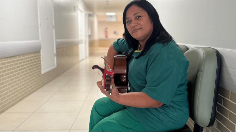 Por meio da música, a técnica de enfermagem leva consolo e esperança aos pacientes