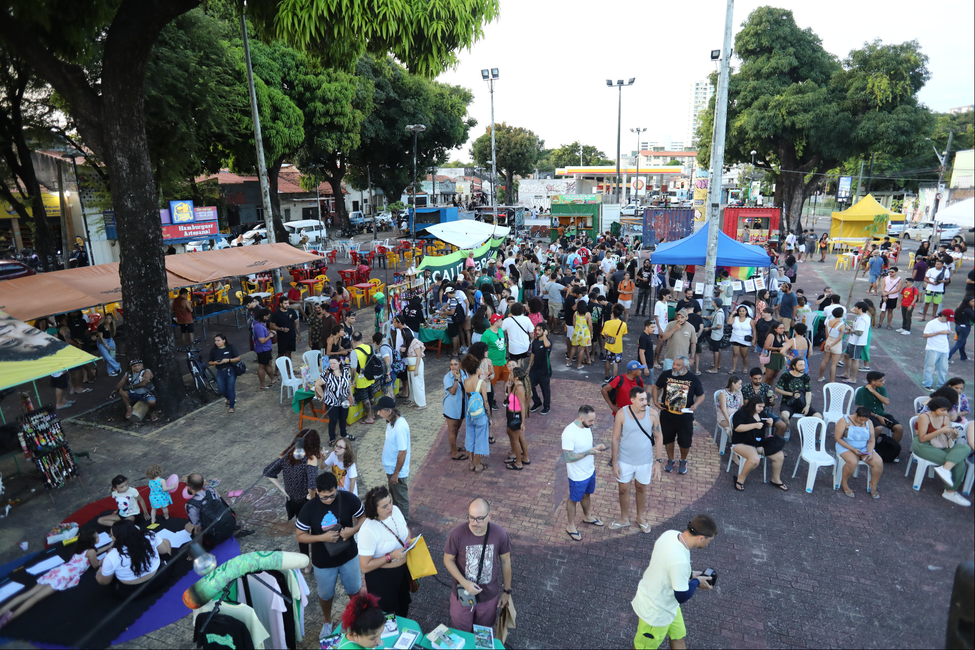 FORTALEZA-CE, BRASIL, 17.05.2025: Feira Canábica do Ceará. Praça da Gentilândia. (Foto: Fabio Lima/ OPOVO)