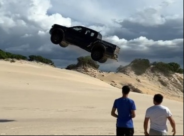 Caso do empresário que "voou" sobre as dunas de Canoa Quebrada, Aracati, nesse sábado, 17, é inédito. A Delegacia Regional da Polícia Civil está a cargo da investigação, que deve ser baseada na legislação ambiental municipal   