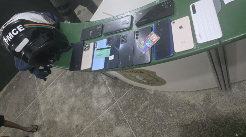 Doze celulares foram encontrados com dupla suspeita de praticar uma série de assaltos na região do bairro Ancuri