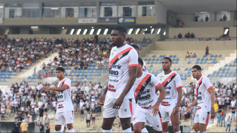 Jogadores do Ferroviário no duelo contra o Treze, pela Série D do Campeonato Brasileiro 2025 