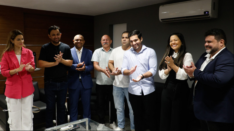 FORTALEZA, CEARÁ, BRASIL- 19..05..2025: André Fernandes com vereadores na Câmara Municipal. /Daniel Galber Especial para O POVO)