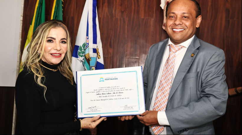 Dona Bill e o vereador Marcelo Tchela (Avante), autor do requerimento que concedeu o título