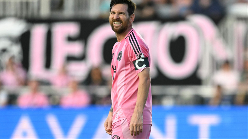 O atacante argentino número 10 do Inter Miami, Lionel Messi, reage durante a partida da Major League Soccer entre Inter Miami CF e Orlando City SC no Chase Stadium em Fort Lauderdale, Flórida, em 18 de maio de 2025