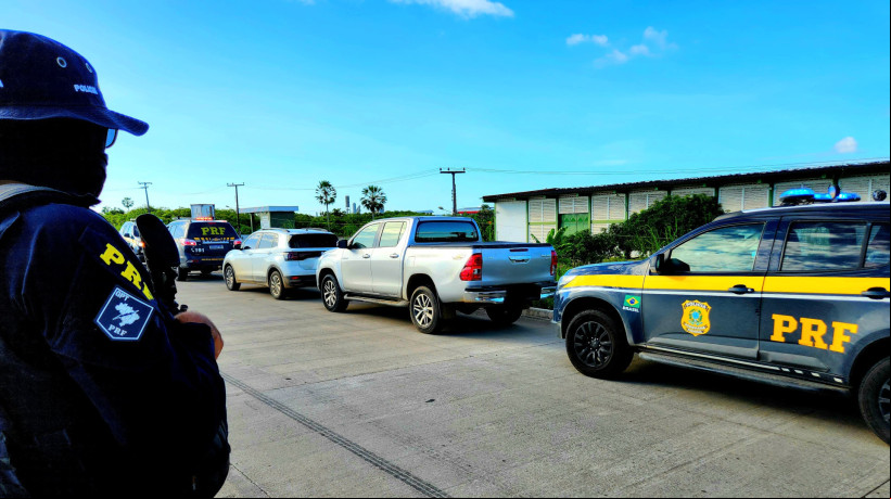 Carros apreendidos foram um VW T-Cross branco e uma caminhonete Toyota Hilux prata