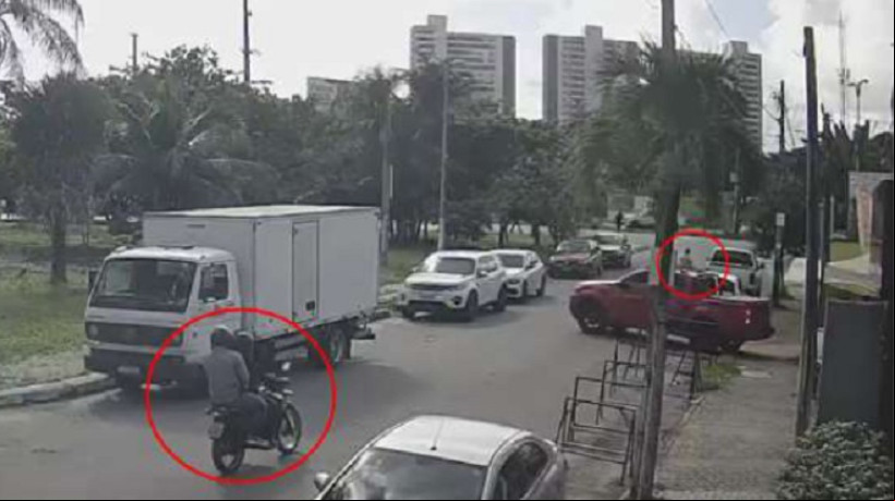 Câmeras de vigilância registraram o momento em que o empresário Vinícius Cunha Batista foi morto no último dia 30 de abril no bairro Luciano Cavalcante, em Fortaleza