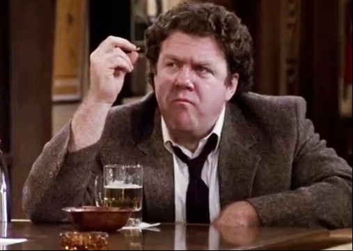 Morre George Wendt, ator da série ‘Cheers’, aos 76 anos
