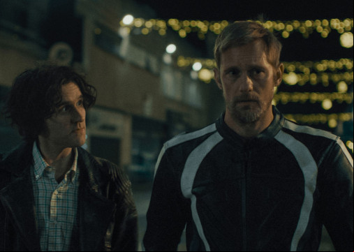 Exibido em Cannes, Alexander Skarsgård e Harry Melling em "Pillion"