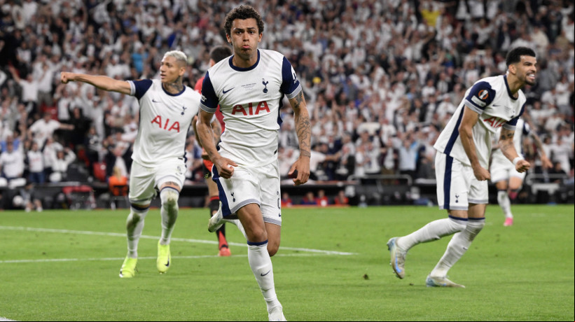 Time do brasileiro Richarlison, Tottenham volta a conquistar um título depois de 18 anos