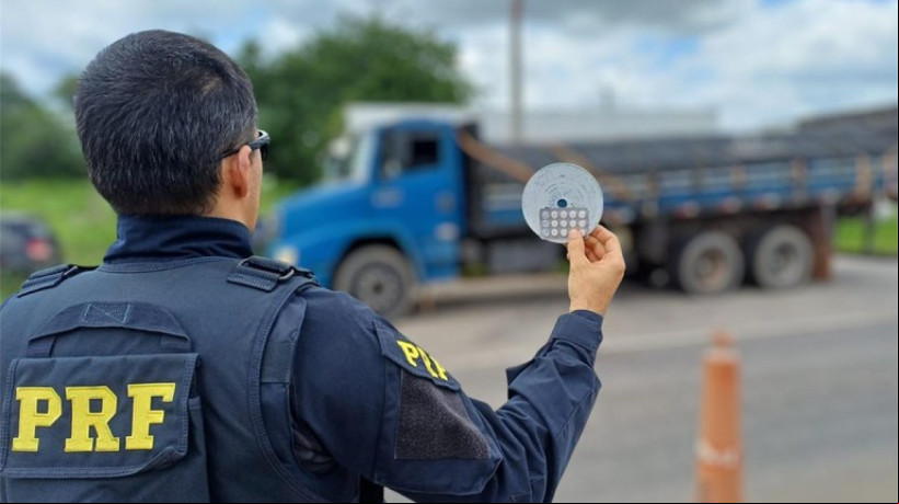 Agentes da PRF encontram comprimidos de anfetamina com motorista de caminhão na BR-222
