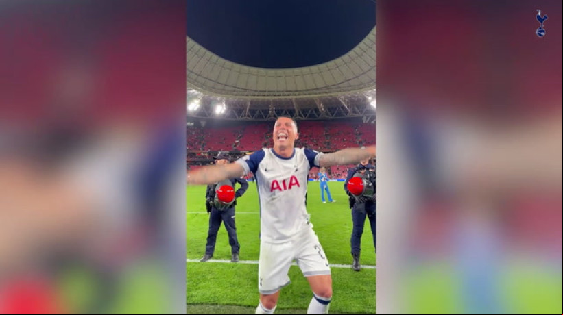 Elenco dos Spurs faz festa com torcida na comemoração do título da Europa League 