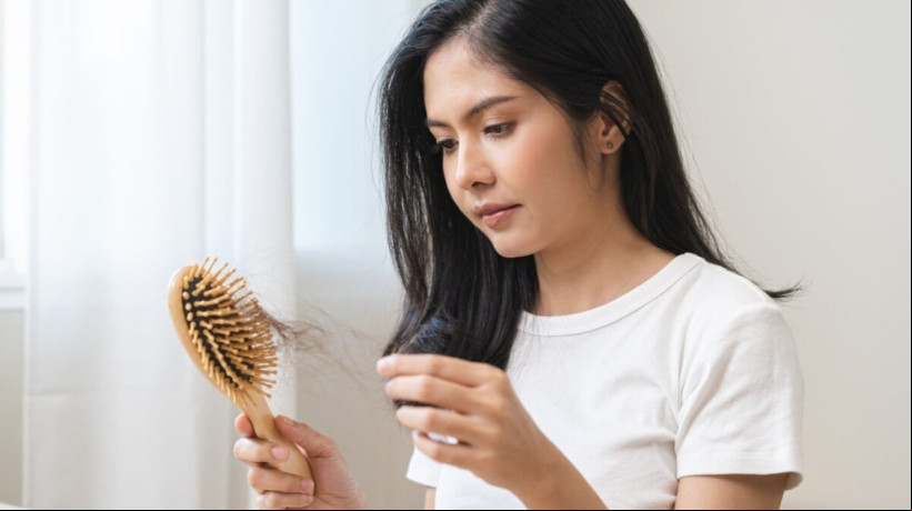 A falta de ferro no organismo Ã© uma das principais causas da queda de cabelo (Imagem: Kmpzzz | Shutterstock) 