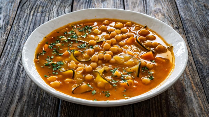 Sopa de grão-de-bico com abobrinha e batata-doce (Imagem: Jacek Chabraszewski
| Shutterstock)  
