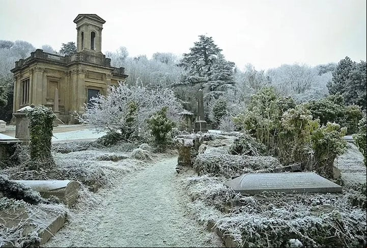Cemitério Arnos Vale (Inglaterra): Localizado em Bristol, este cemitério foi inaugurado em 1837 e inicialmente era uma espécie de “cemitério-jardim”.