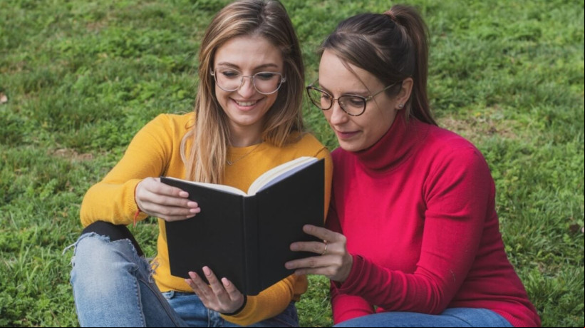 Os livros que contam histórias sobre experiências queer são uma celebração a comunidade (Imagem: Zamrznuti tonovi | Shutterstock)  