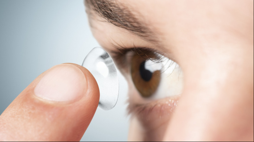 Cientistas criam lentes de contato que captam luz infravermelha e permitem visão no escuro — até mesmo com os olhos fechados