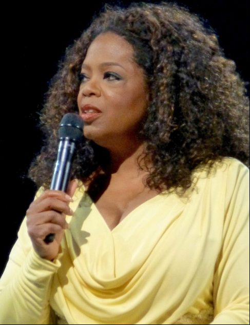 OPRAH WINFREY - Jornalista, apresentadora, atriz, editora e empresária americana, nascida em Kosciusko, no Mississipi, em 29/1/1954.