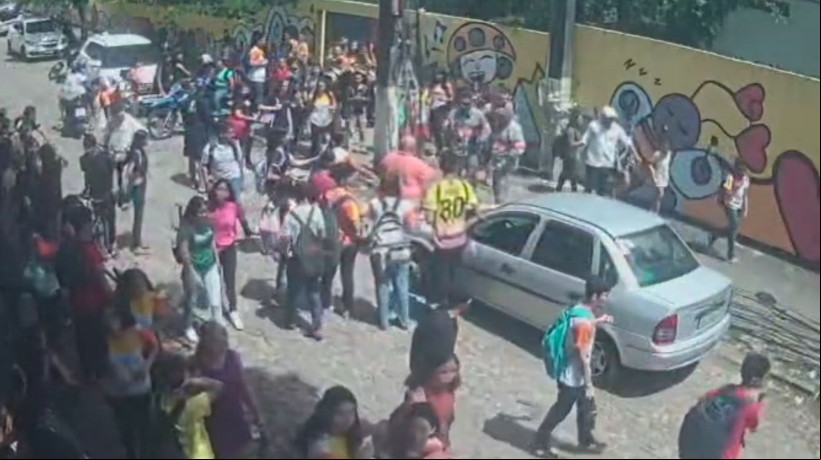 Homem usa fiação elétrica como apoio para escada, cai ao chão e causa queda de poste perto de escola pública, em Fortaleza, nessa quarta-feira, 21. Não houve feridos