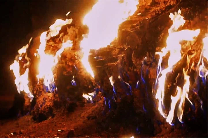 Para civilizações antigas, porém, o fogo eterno não era apenas um fenômeno natural, mas uma manifestação divina.
