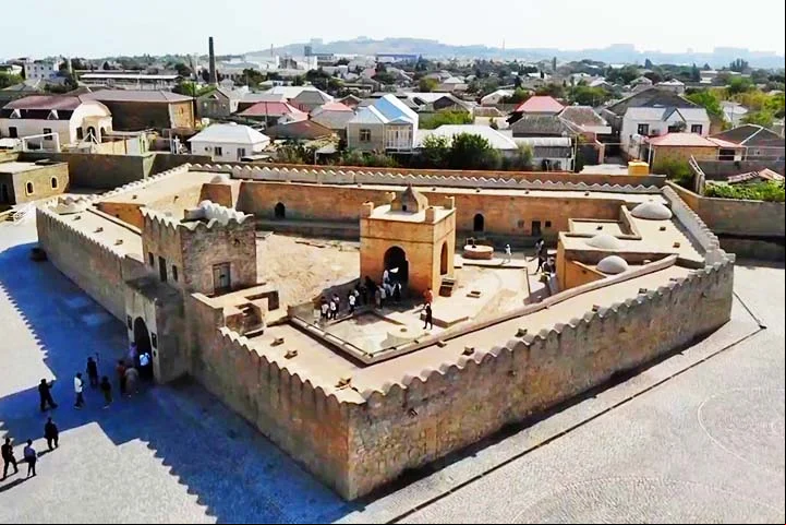 Esse culto levou à construção de templos como o Ateshgah, localizado nas proximidades.