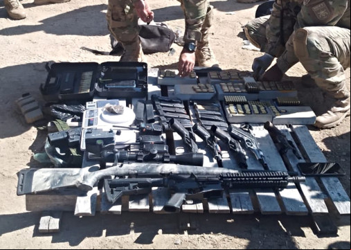 Dois fuzis, quatro pistolas, um revÃ³lver e quatro artefatos explosivos foram apreendidos pela PM-CE durante operaÃ§Ã£o em que trÃªs suspeitos foram mortos em intervenÃ§Ã£o policial
