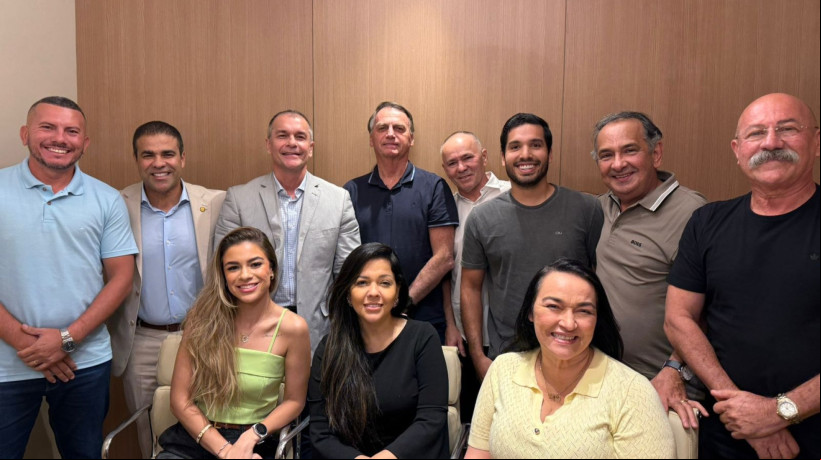 Jair Bolsonaro com parlamentares do PL no Ceará