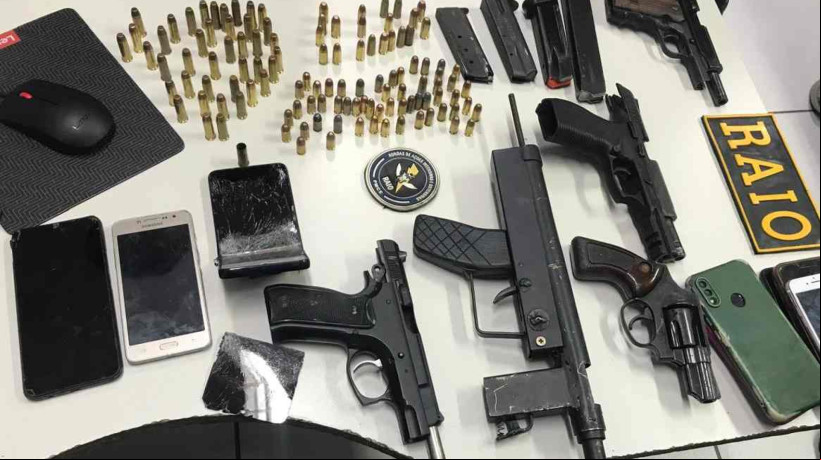 Com os sete suspeitos de envolvimento no duplo homicídio ocorrido no Quintino Cunha nesta sexta-feira, 30, PM apreendeu cinco armas de fogo