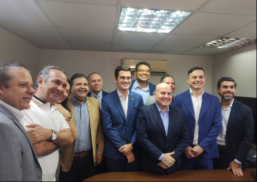 Roberto ClÃ¡udio participa de cafÃ© da manhÃ£ com oposiÃ§Ã£o na Alece