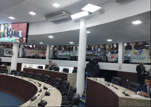 Sindicalistas e servidores fizeram protesto na Câmara Municipal de Fortaleza (CMFor)