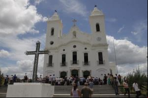 SOBRAL, CE, BRASIL, 17-02-2015: Movimento de pessoas em frente a Igreja Matriz de Nossa Senhora da Conceição, em Sobral. Enterrro de Maria José Ferreira Gomes (D. Mazé), 86, matriarca da família Ferreira Gomes, no cemitério São José, em Sobral. (Foto: Mauri Melo/O POVO)