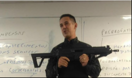 Em uma das fotos compartilhadas, o major aparece segurando a arma durante o curso