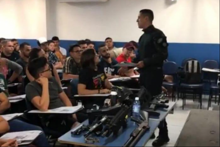 O professor, que é policial militar, apresentou armas durante a aula - o que é irregular, segundo a PMCE