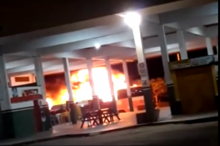 O incêndio aconteceu na madrugada desta quarta-feira, 25, no bairro Zezinho Costa, localizado em...