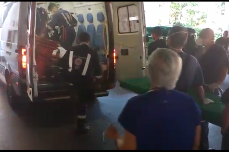 Momento em que Gilson Moreira Gomes, de 57 anos, chega ao Instituto Doutor José Frota (IJF).(fot...