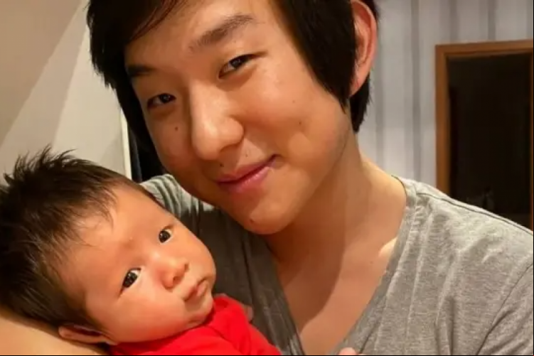 O ilusionista Pyong Lee com o filho Jake Lee nos braços