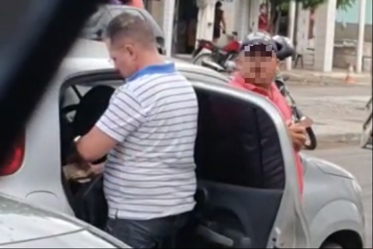 Vídeo que mostra vereador contando notas de dinheiro e entregando a homem circula pelas redes sociais.