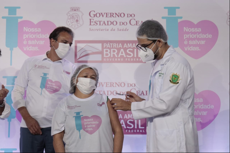 Técnica de enfermagem Maria Silvana Souza Reis, 51 anos, primeira a ser vacinada no Ceará