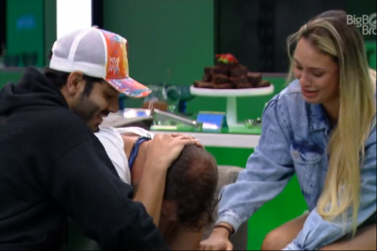 Rodolffo e Sarah consolando Caio após o brother ver vídeo de sua família