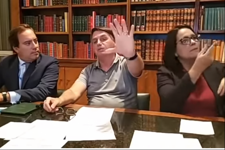 Presidente Jair Bolsonaro durante live desta quinta-feira, 26