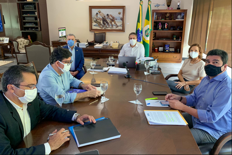 Governador Camilo Santana anunciou novo decreto após reunião do comitê