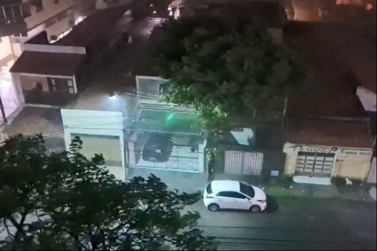 Imagem mostra copas de árvores sendo balançadas pela ventania no bairro Joaquim Távora