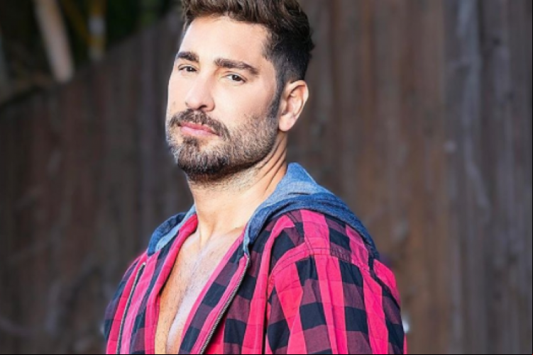 Victor Pecoraro, participante na lista de confirmados de A Fazenda 2021. Saiba mais sobre o ator e sua carreira antes do reality
