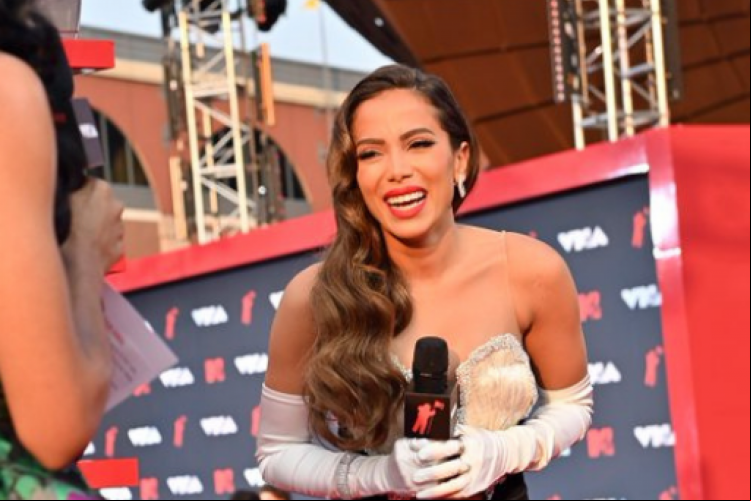 Anitta performa Girl From Rio em palco de MTV VMA 2021