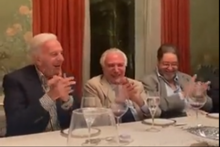 Ex-presidente Michel Temer (MDB) ri de imitação satirizando o presidente Jair Bolsonaro em jantar com empresários e políticos