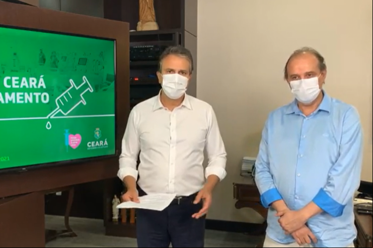 Governador Camilo Santana e secretário Marcos Gadelha em anúncio sobre novo decreto nesta sexta-feira, 15