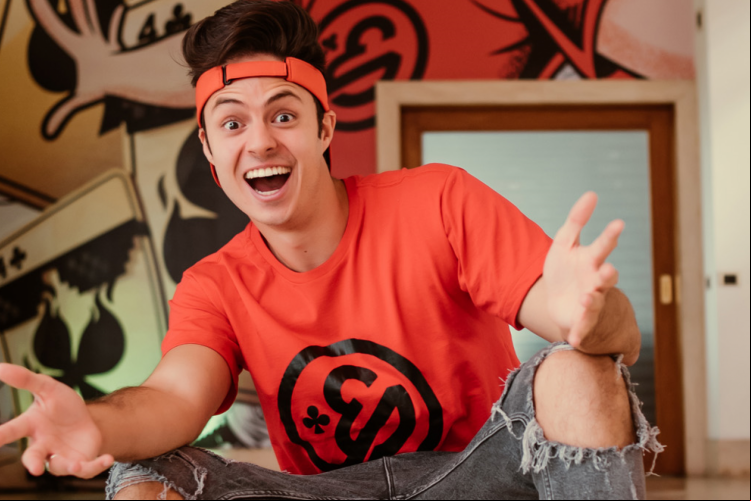 Conheça Enaldinho, youtuber que faz sucesso e acumula 18,6 milhões de inscritos
