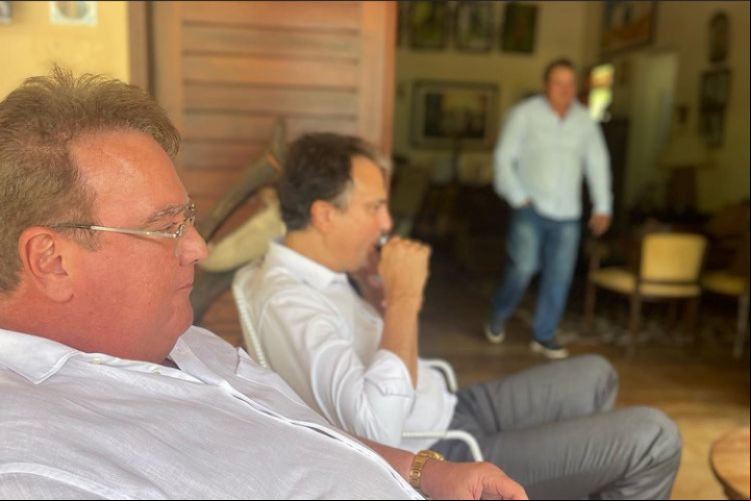 Chiquinho Feitosa (PSDB) posta registro de encontro com o ex-governador Camilo Santana (PT)