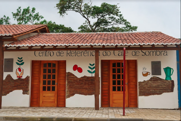 O Centro de Referência do Café de Sombra do Ceará é uma unidade de inovação com a missão de promover a pesquisa do cultivo e do beneficiamento do café Arábica sombreado